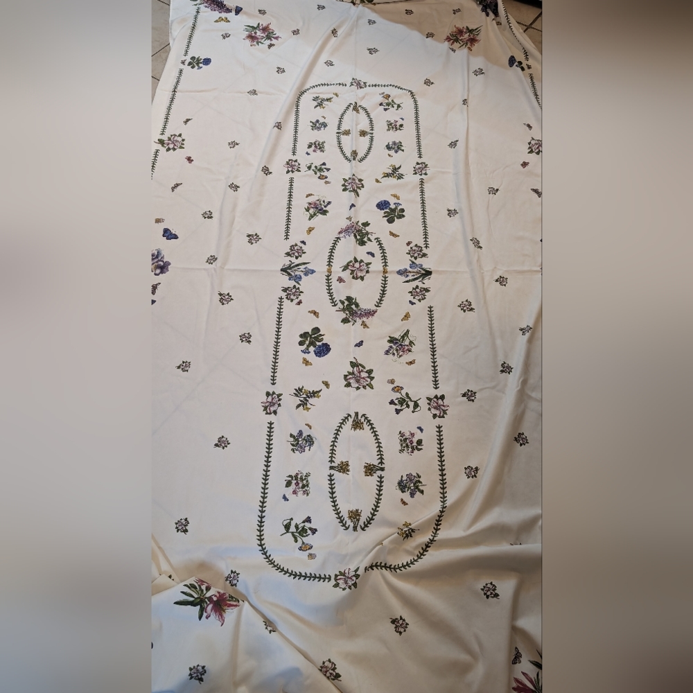 Large rectangular cotton blend Portmeirion Botanic Garden tablecloth 60" X 114"